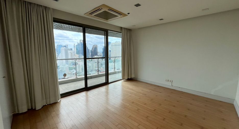 For sale 3 bedrooms condo in Khlong Toei, Bangkok