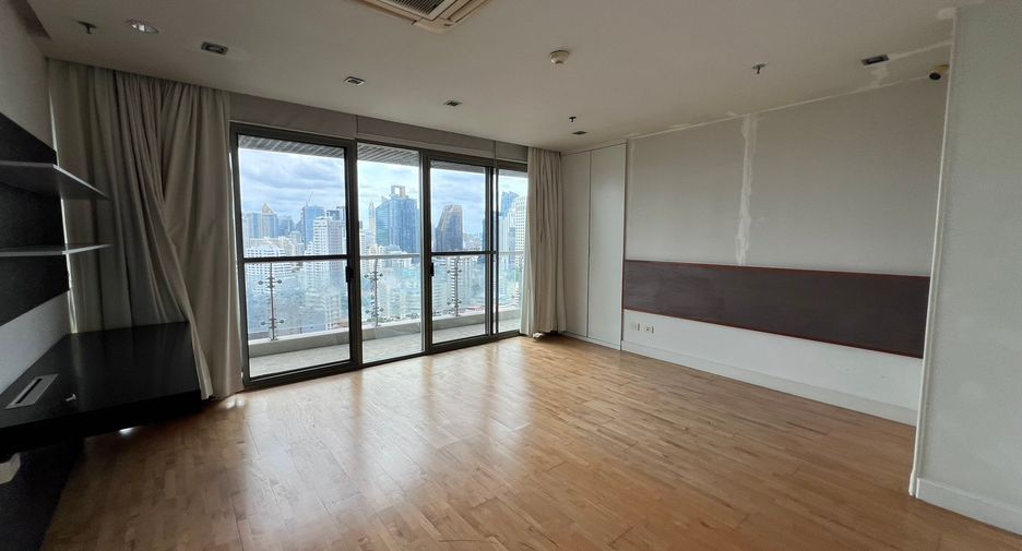 For sale 3 bedrooms condo in Khlong Toei, Bangkok
