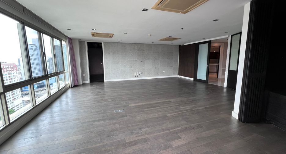 For sale 3 bedrooms condo in Khlong Toei, Bangkok