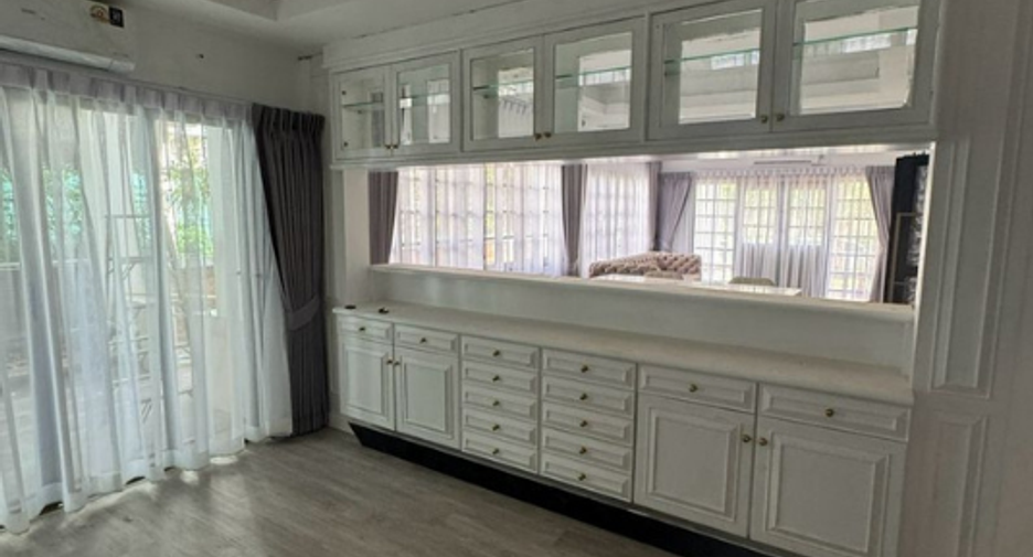 À louer 4 chambres maison à Mueang Samut Prakan, Samut Prakan