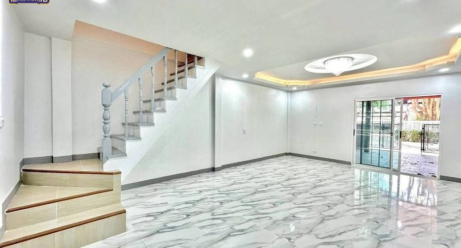 Casa adosada en venta de 2 habitaciones en Si Racha, Chonburi
