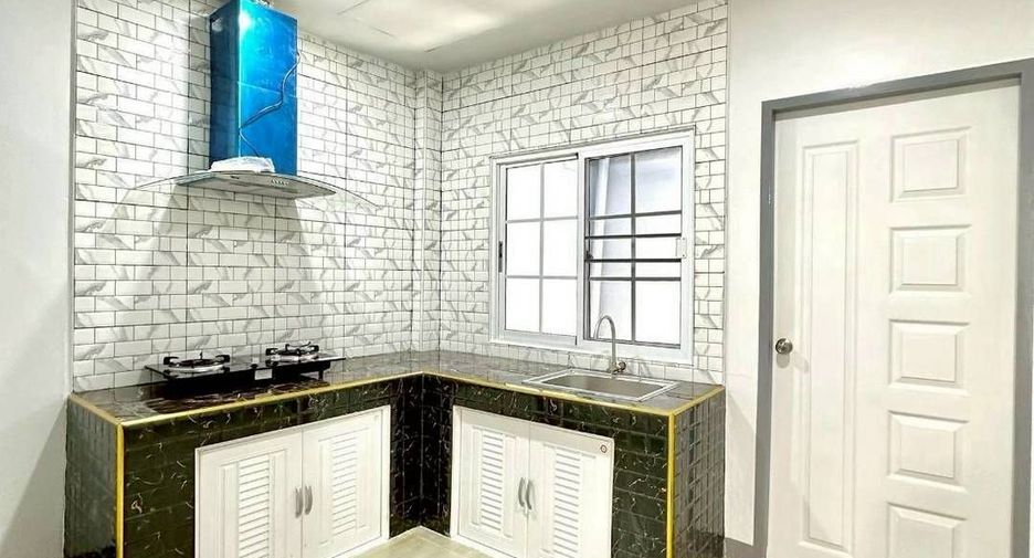 Casa adosada en venta de 2 habitaciones en Si Racha, Chonburi