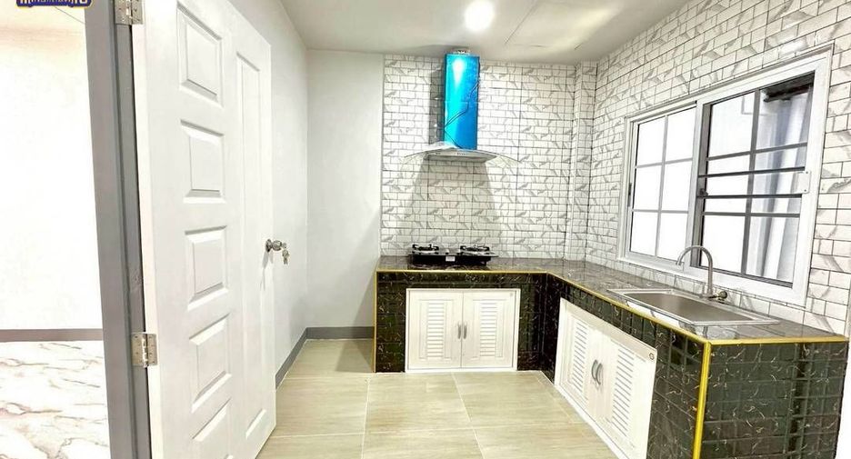 Casa adosada en venta de 2 habitaciones en Si Racha, Chonburi