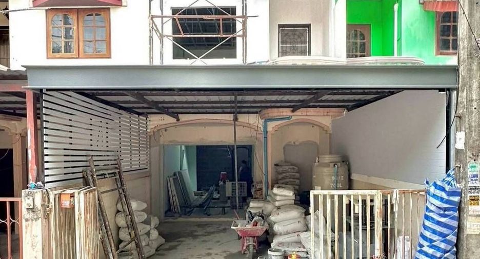 Casa adosada en venta de 2 habitaciones en Si Racha, Chonburi