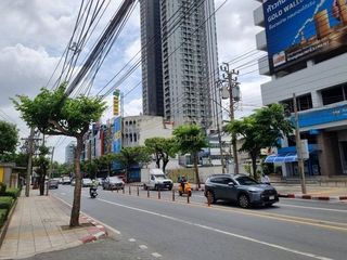 For rent 2 bedrooms retail Space in Watthana, Bangkok