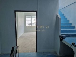 For rent 2 bedrooms retail Space in Watthana, Bangkok