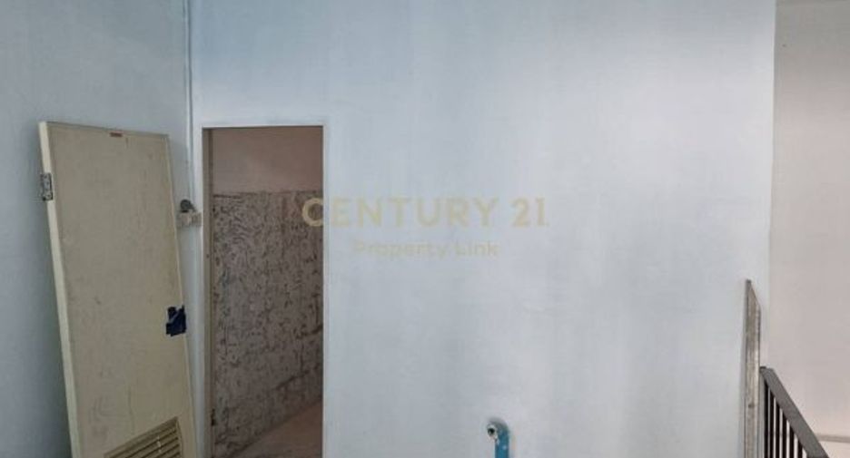 For rent 2 bedrooms retail Space in Watthana, Bangkok