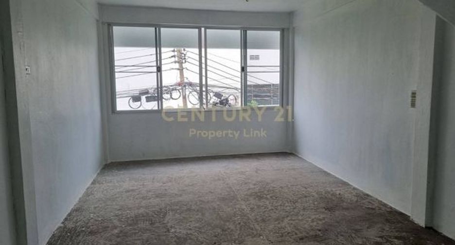 For rent 2 bedrooms retail Space in Watthana, Bangkok