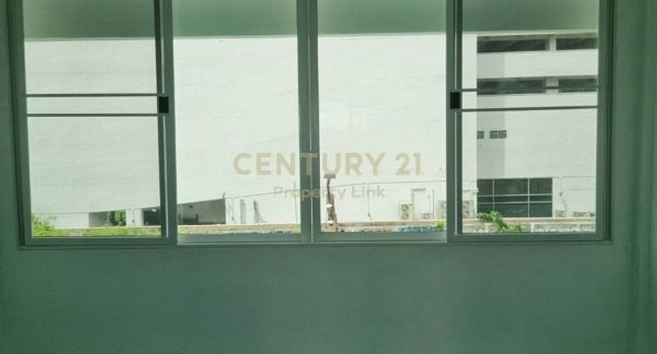 For rent 2 bedrooms retail Space in Watthana, Bangkok