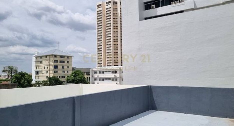 For rent 2 bedrooms retail Space in Watthana, Bangkok