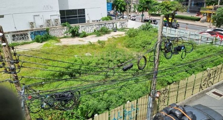 For rent 2 bedrooms retail Space in Watthana, Bangkok
