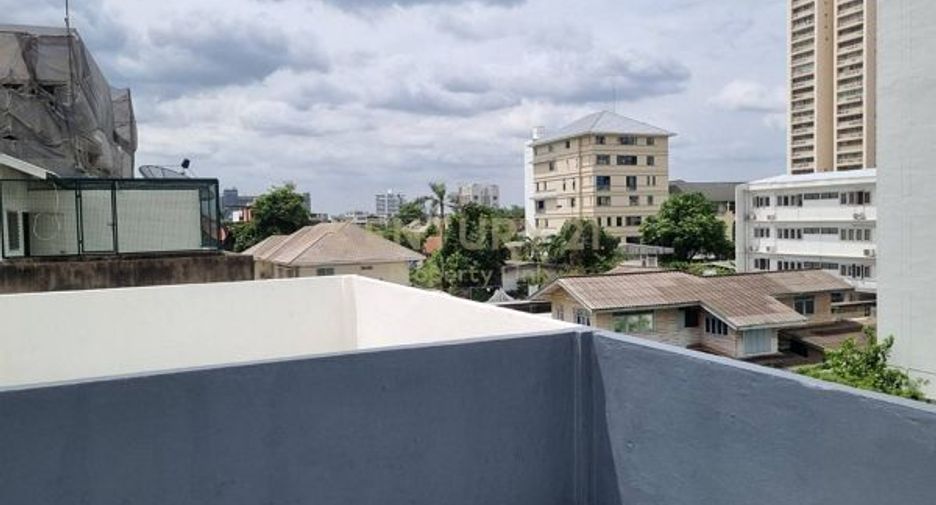 For rent 2 bedrooms retail Space in Watthana, Bangkok
