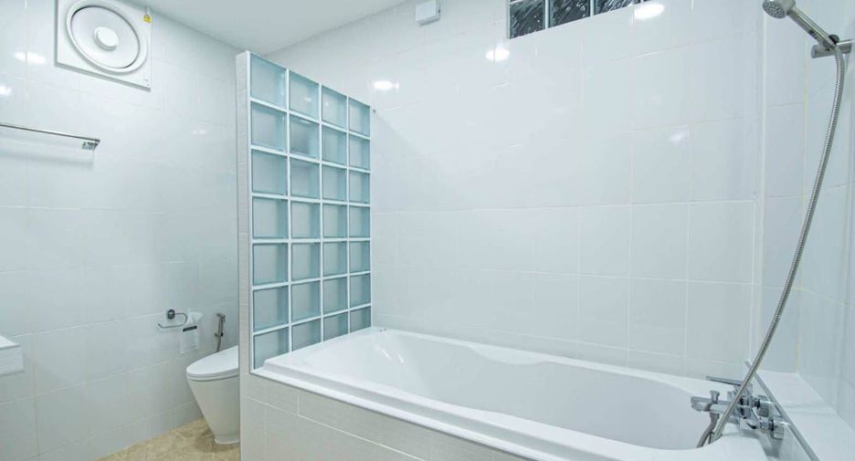 Casa en alquiler de 6 habitaciones en Bang Lamung, Chonburi
