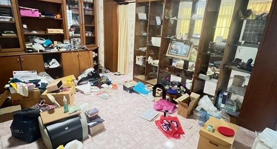 Local comercial en venta de 3 habitaciones en Bang Khun Thian, Bangkok