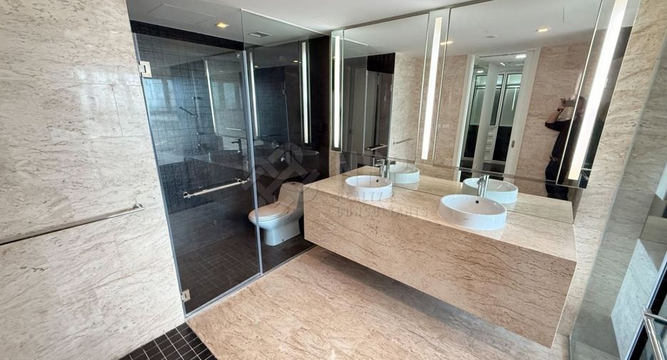 Condo en venta de 3 habitaciones en Yan Nawa, Bangkok