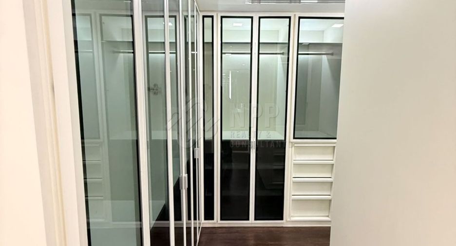 Condo en venta de 3 habitaciones en Yan Nawa, Bangkok