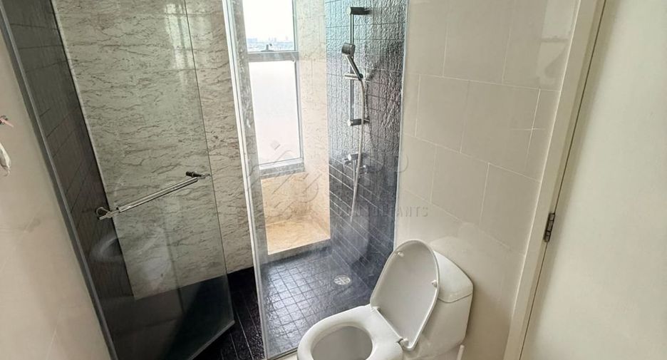 Condo en venta de 3 habitaciones en Yan Nawa, Bangkok