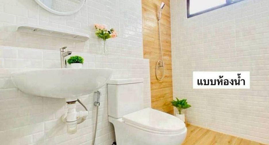 À vendre 3 chambres maison de ville à Si Racha, Chonburi