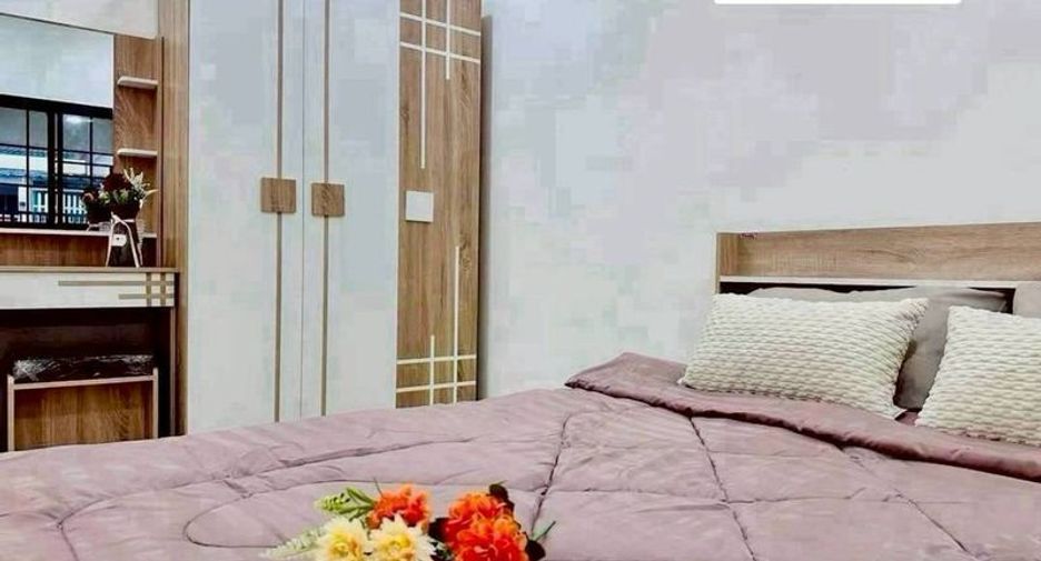 À vendre 3 chambres maison de ville à Si Racha, Chonburi