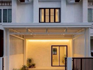 À vendre 3 chambres maison de ville à Si Racha, Chonburi