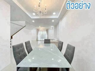 À vendre 3 chambres maison de ville à Si Racha, Chonburi