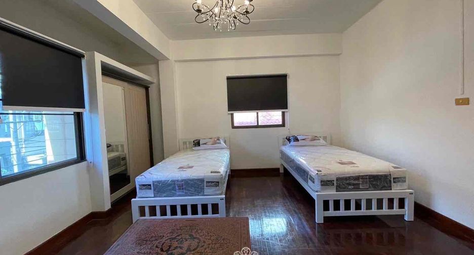 Local comercial en venta de 3 habitaciones en Din Daeng, Bangkok