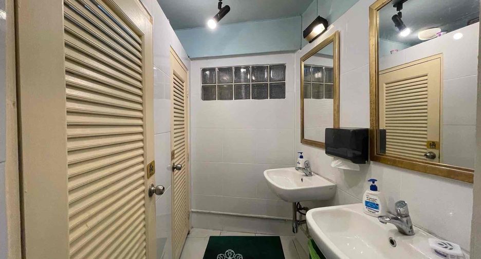 Local comercial en venta de 3 habitaciones en Din Daeng, Bangkok