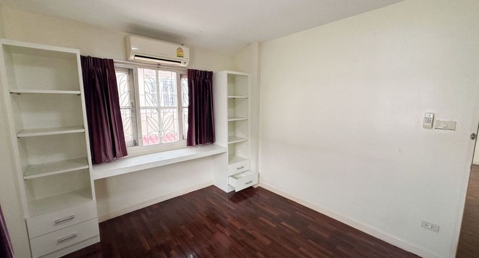 For sale 3 bedrooms house in Saphan Sung, Bangkok