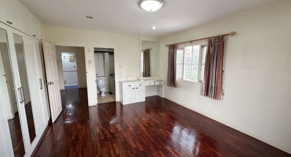 For sale 3 bedrooms house in Saphan Sung, Bangkok