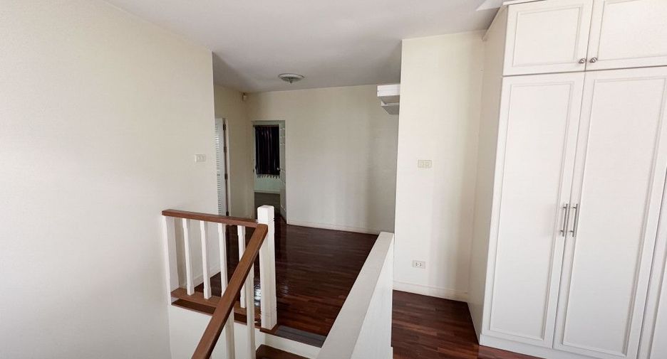 For sale 3 bedrooms house in Saphan Sung, Bangkok