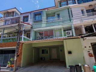 出租 3 卧室 联排别墅 在 Wang Thong Lang, 曼谷