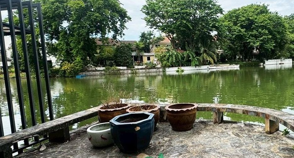 Casa adosada en venta de 4 habitaciones en Lam Luk Ka, Pathum Thani