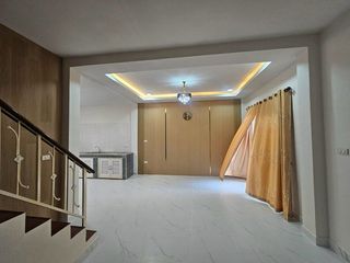 À vendre 3 chambres maison de ville à Si Racha, Chonburi