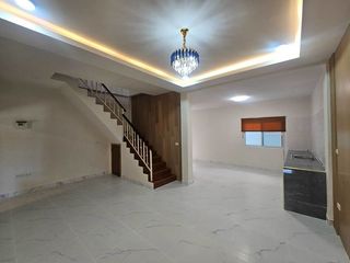 À vendre 3 chambres maison de ville à Si Racha, Chonburi