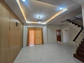 À vendre 3 chambres maison de ville à Si Racha, Chonburi
