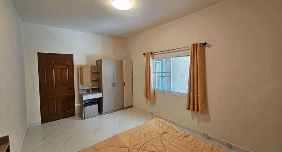 À vendre 3 chambres maison de ville à Si Racha, Chonburi