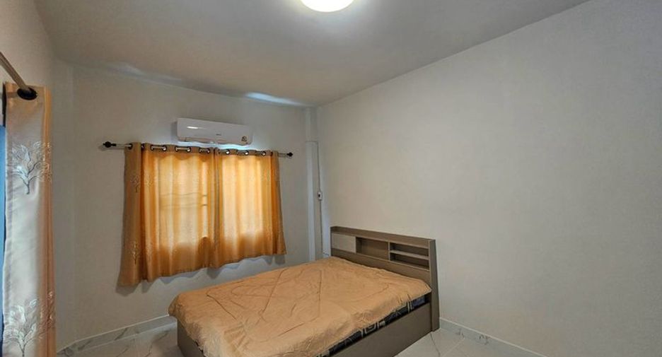 À vendre 3 chambres maison de ville à Si Racha, Chonburi