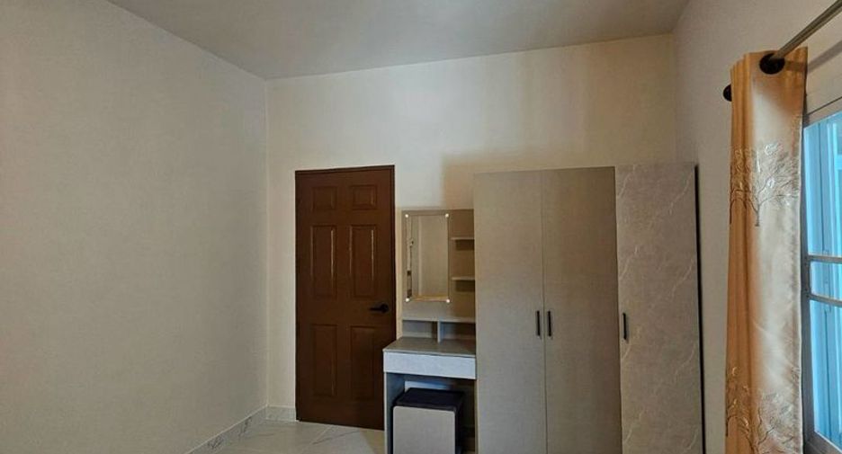 À vendre 3 chambres maison de ville à Si Racha, Chonburi
