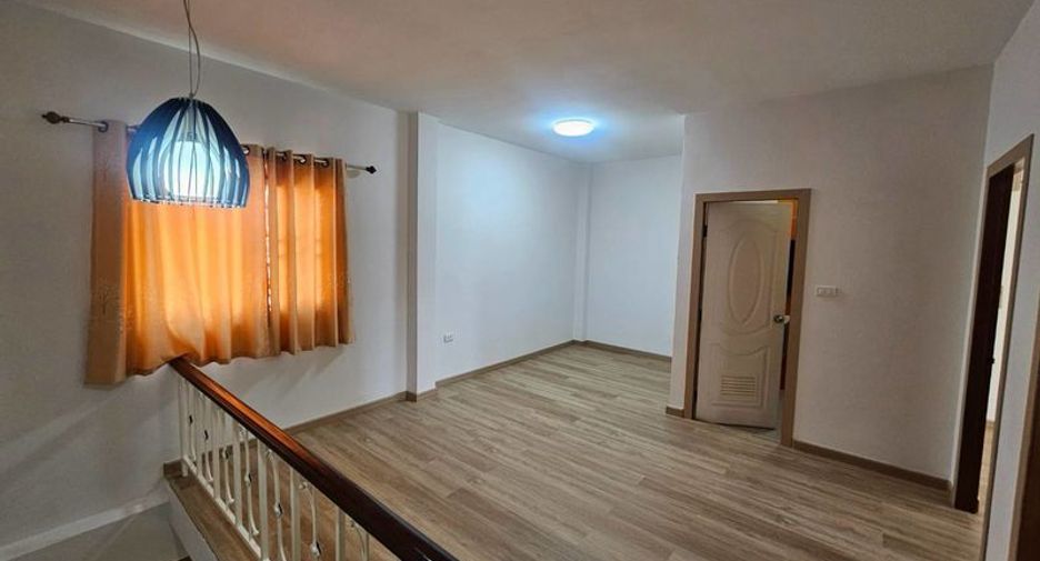 À vendre 3 chambres maison de ville à Si Racha, Chonburi