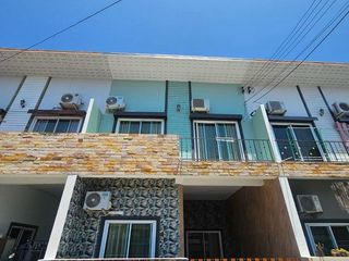 À vendre 3 chambres maison de ville à Si Racha, Chonburi