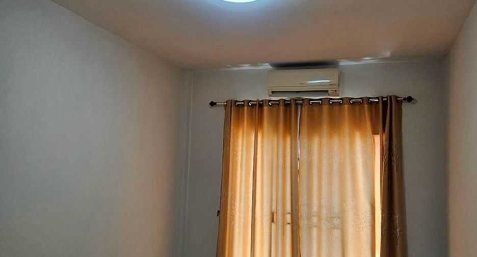 À vendre 3 chambres maison de ville à Si Racha, Chonburi