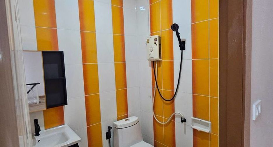 À vendre 3 chambres maison de ville à Si Racha, Chonburi