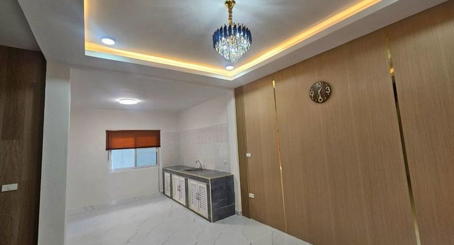 À vendre 3 chambres maison de ville à Si Racha, Chonburi