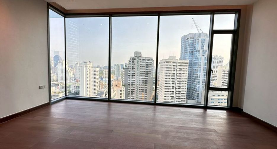 For sale 3 bedrooms condo in Khlong Toei, Bangkok