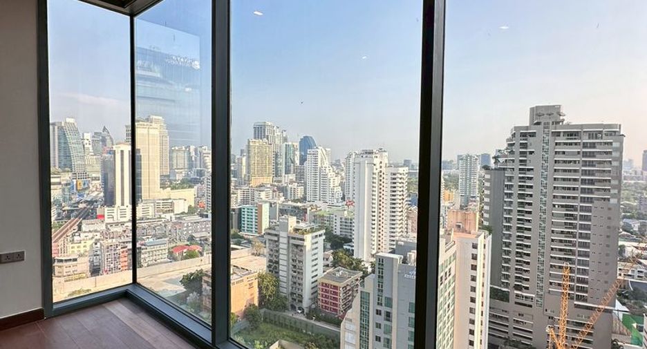 For sale 3 bedrooms condo in Khlong Toei, Bangkok