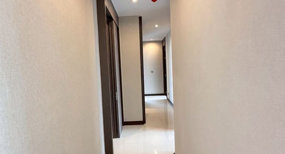 For sale 3 bedrooms condo in Khlong Toei, Bangkok