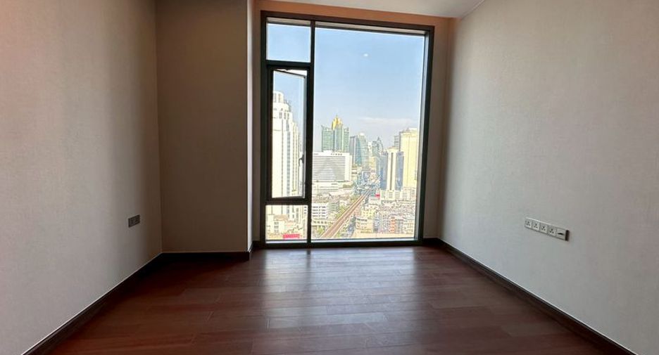 For sale 3 bedrooms condo in Khlong Toei, Bangkok