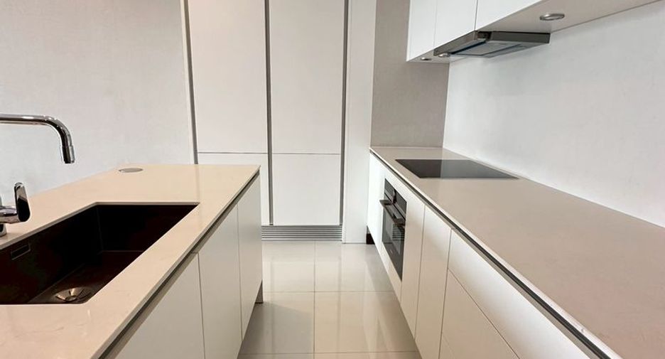 For sale 3 bedrooms condo in Khlong Toei, Bangkok