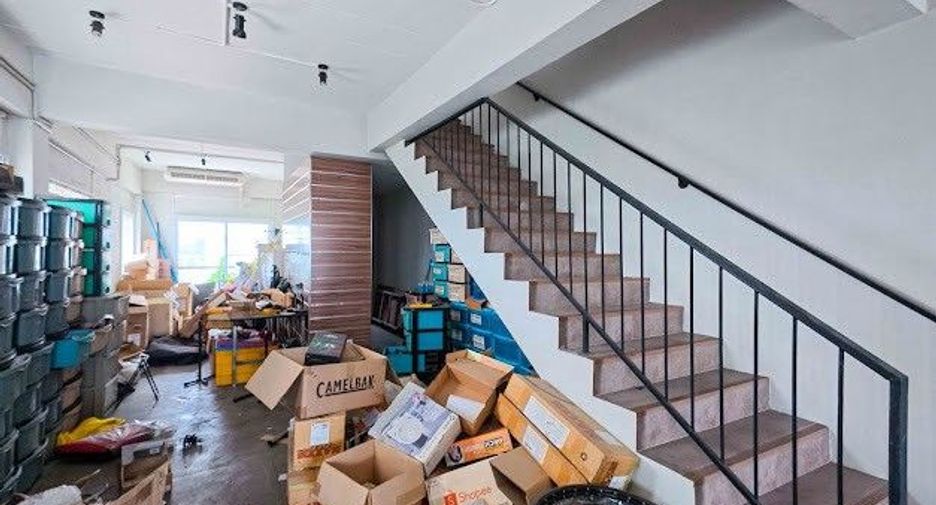 For sale 5 bedrooms retail Space in Bang Kruai, Nonthaburi