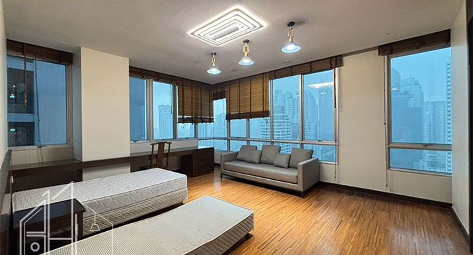 For rent 4 bedrooms apartment in Watthana, Bangkok